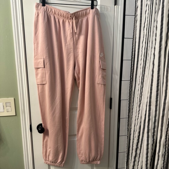 Nike Sportswear Club Fleece
Women's Mid-Rise Oversized Cargo Sweatpants - Picture 1 of 5